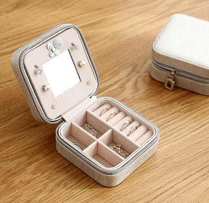 Portable jewelry case